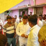 महाराजगंज: विपदा में सपा नेता सुरेंद्र भारती बने सहारा, पीड़ित परिवारों को सौंपी मदद